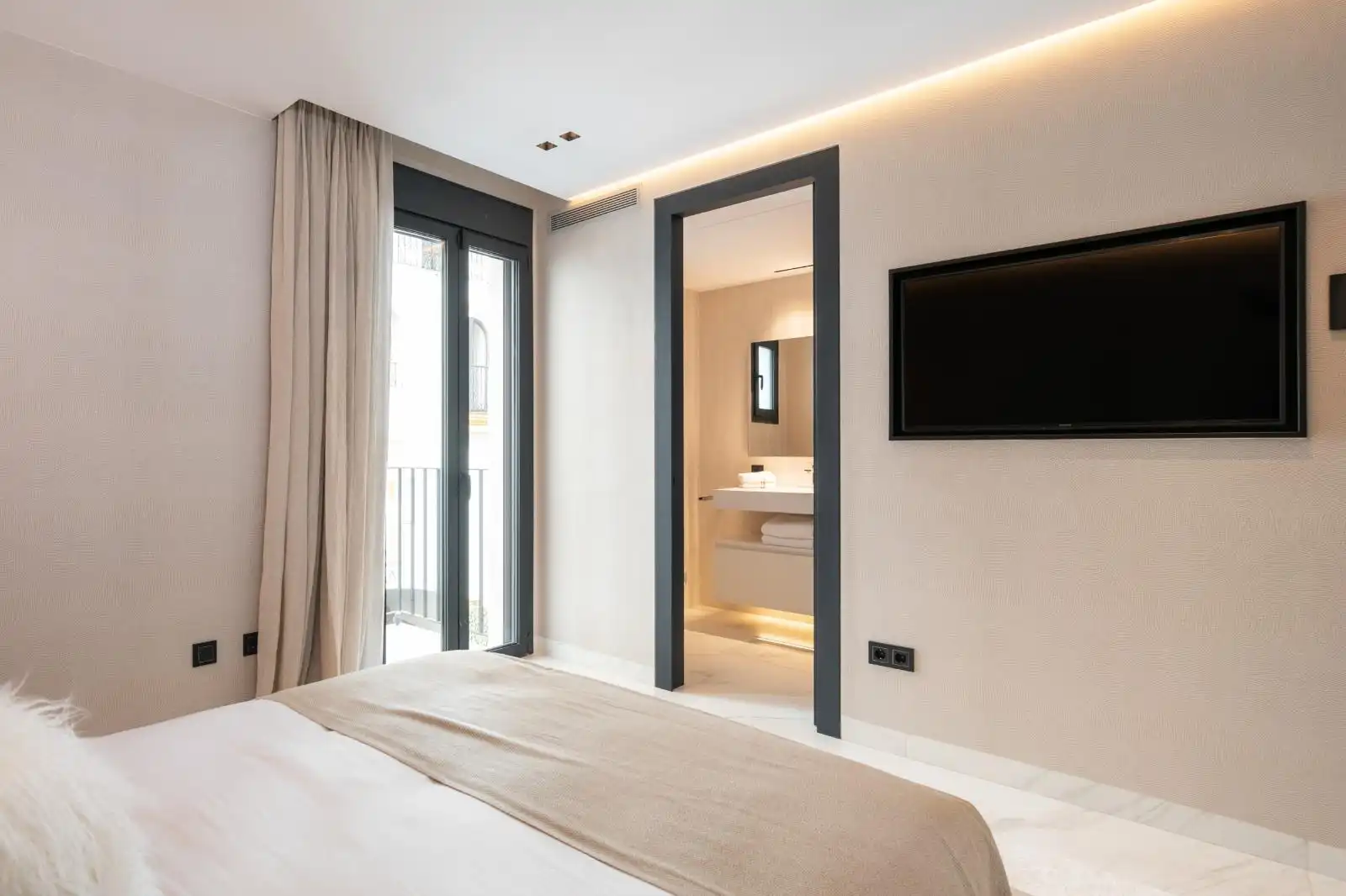 Bedroom of Flat for sale in Marbella  with Air Conditioner, Terrace and Oven