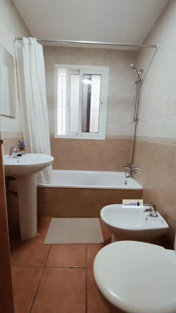Badezimmer von Erdgeschoss zum Verkauf in San Roque mit Klimaanlage und Möbliert