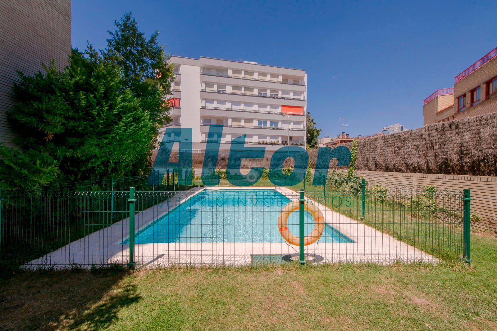 Piscina de Pis en venda en  Madrid Capital amb Aire condicionat, Calefacció i Terrassa