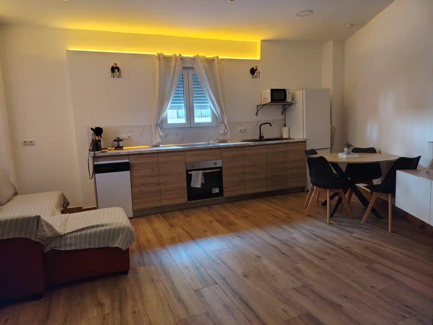 Ground floor for rent in Urbanización Costa del Oro, Centro Internacional