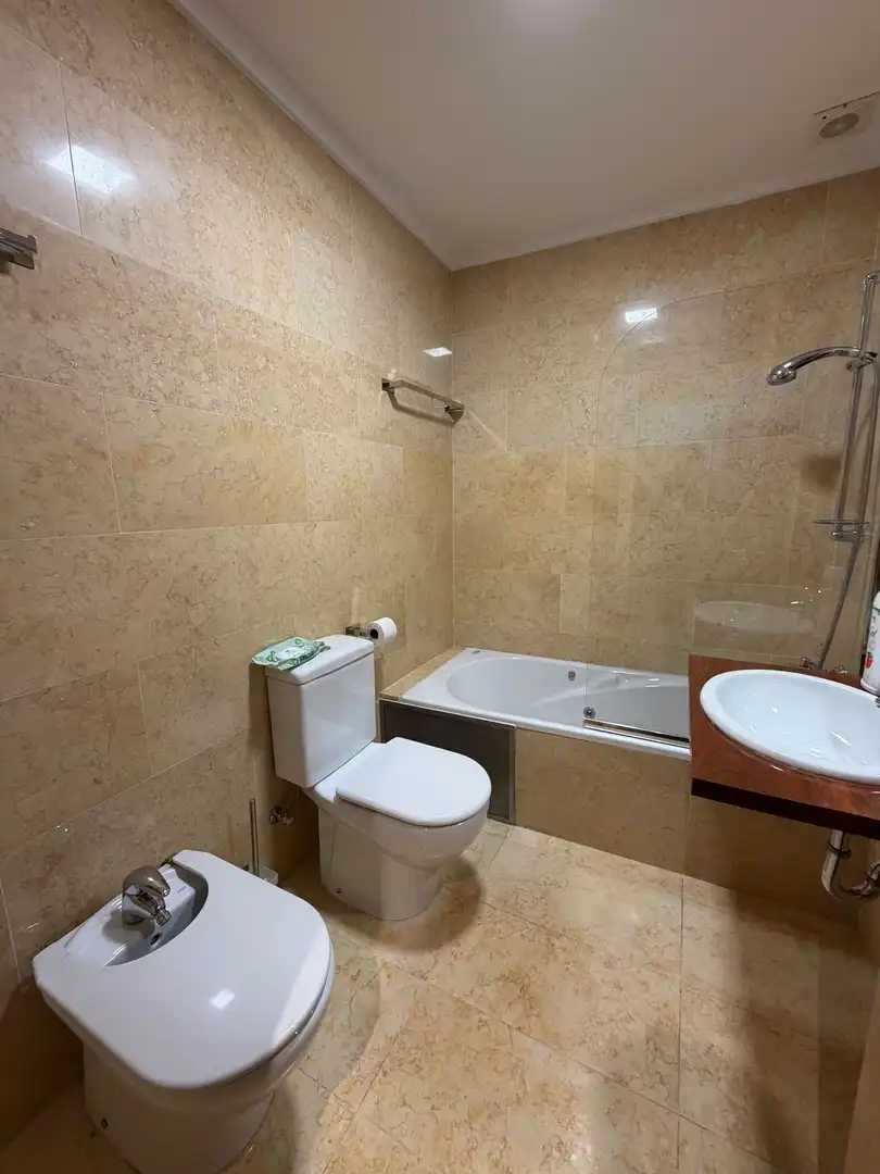 Bany de Apartament de lloguer en Lugo amb Calefacció, Traster i Moblat