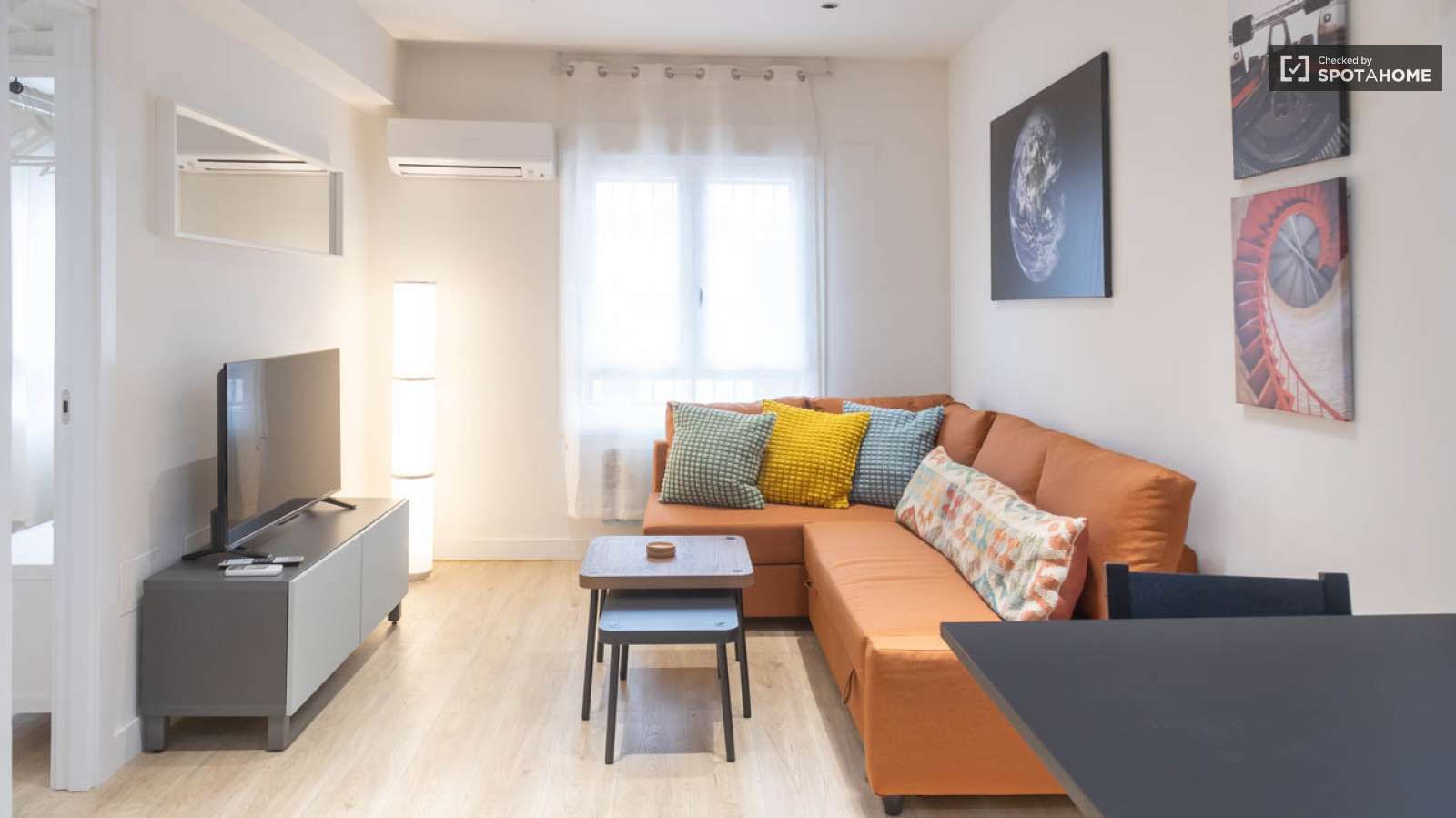Living room of Apartment to share in  Madrid Capital  with Air Conditioner and Terrace