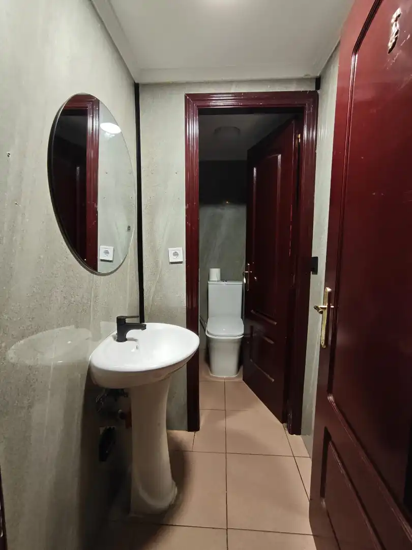 Baño de Local en venta en Madrid con Aire acondicionado, Calefacción y Amueblado