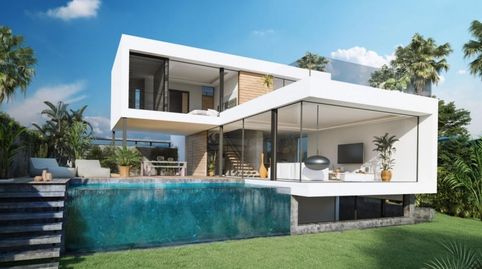 Villa de lujo de 4 dormitorios, 5 baños, solarium y jardín en El Paraiso, Estepona