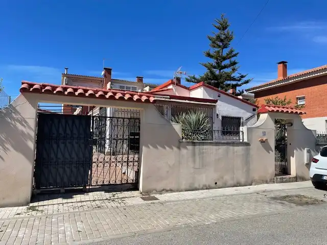 Vista exterior de Casa o xalet en venda en Cambrils amb Jardí privat, Terrassa i Alarma