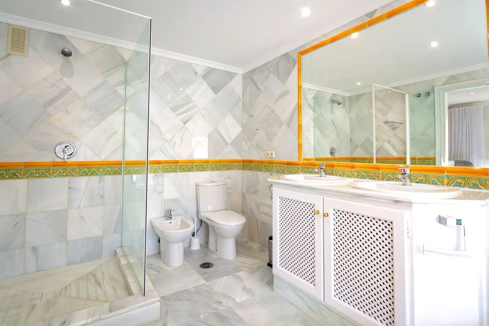 Baño de Apartamento en venta en Benahavís con Terraza, Amueblado y Piscina comunitaria