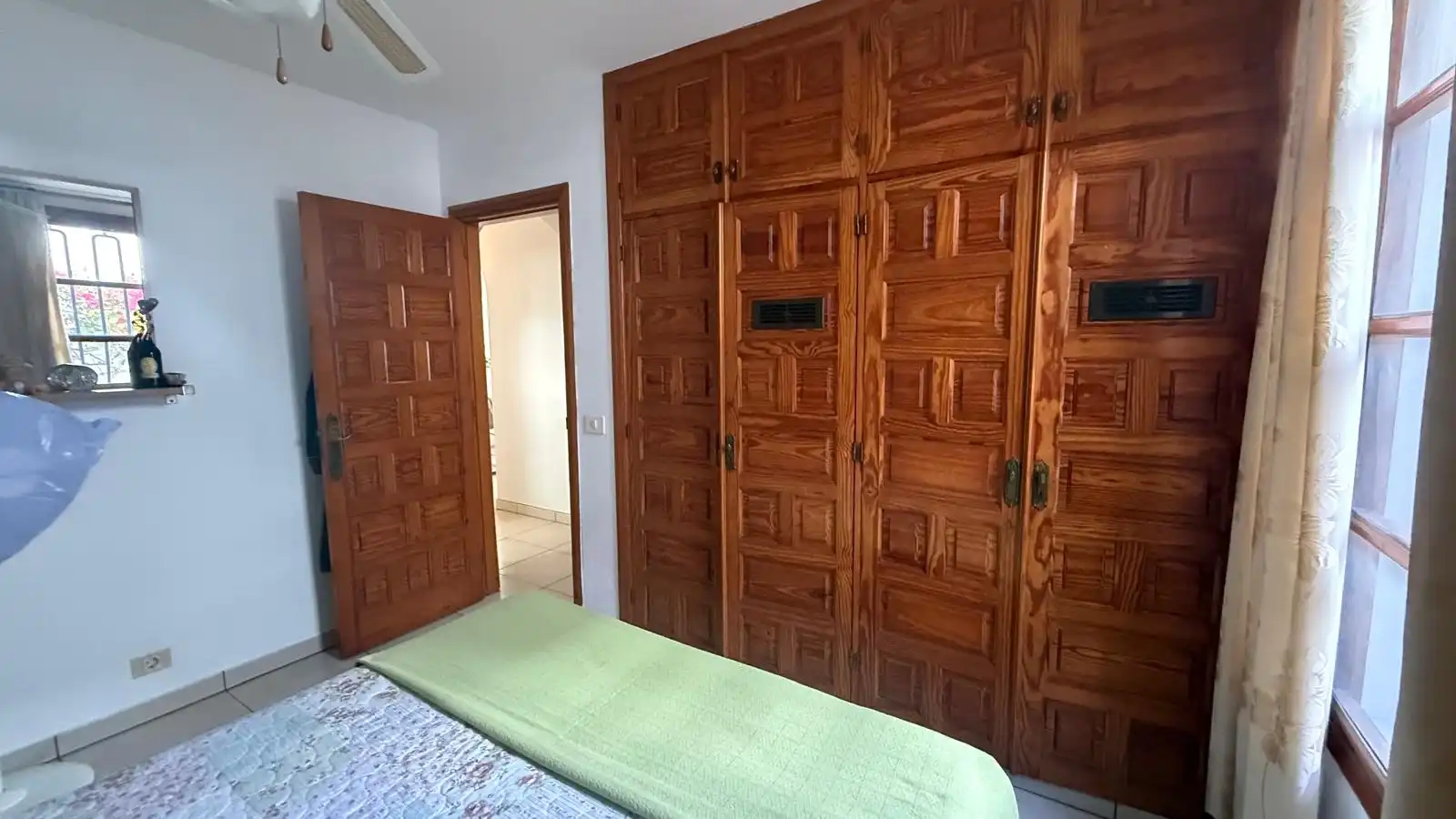 Schlafzimmer von Erdgeschoss zum Verkauf in Arona mit Privatgarten, Terrasse und Abstellraum