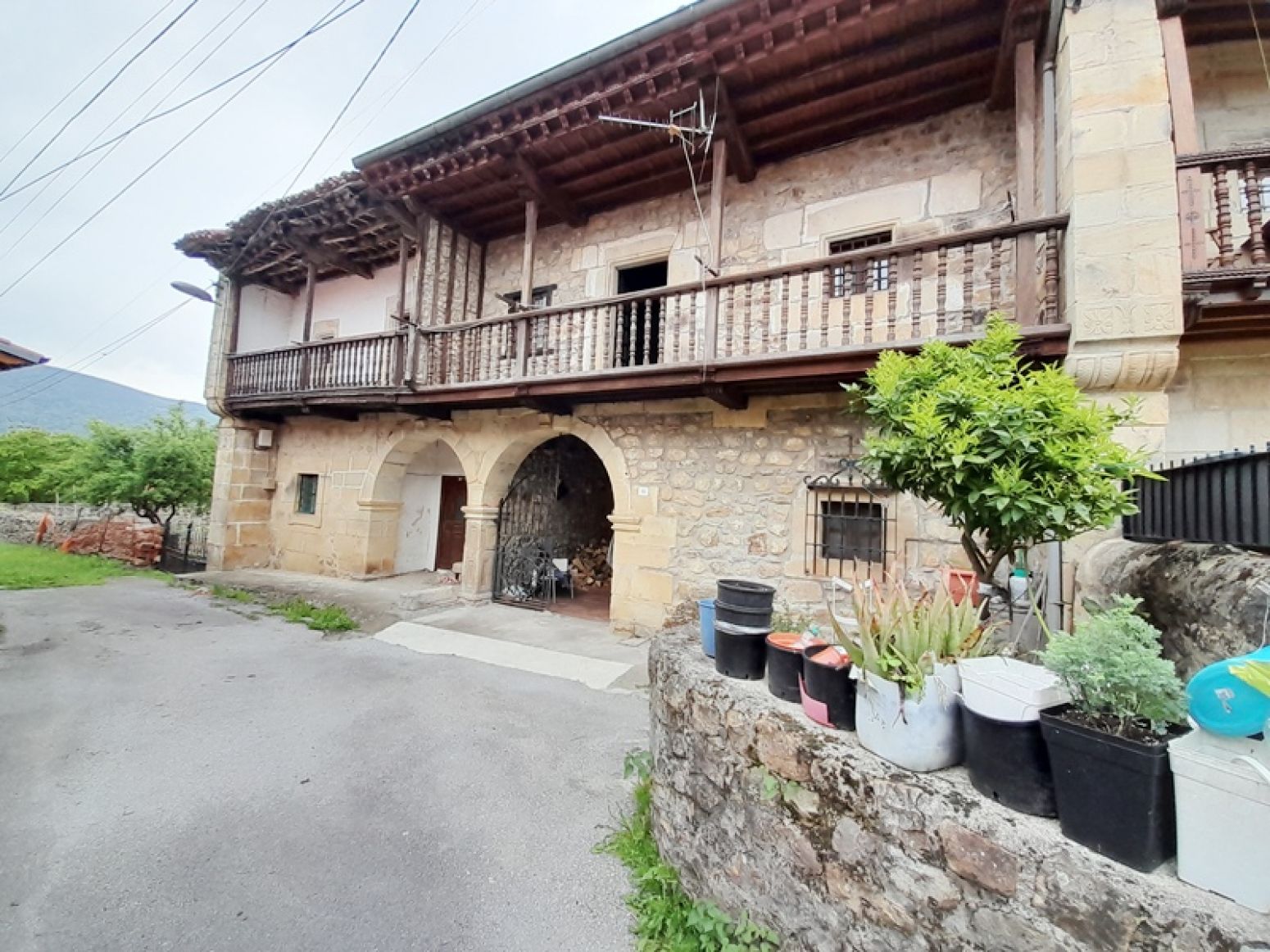 Vista exterior de Casa adosada en venda en Ruente amb Calefacció, Jardí privat i Balcó