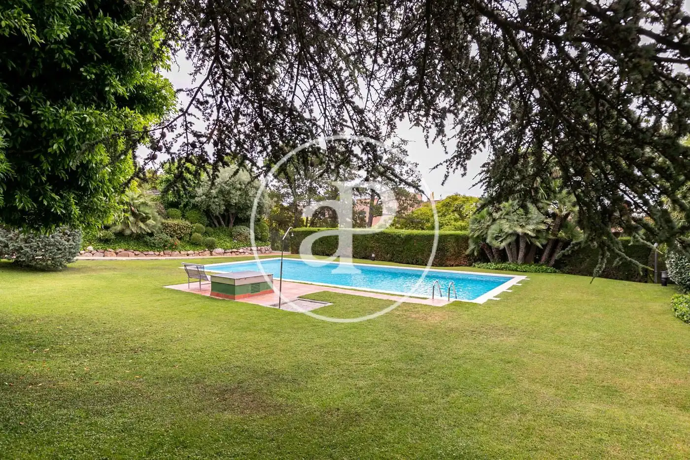 Schwimmbecken von Einfamilien-Reihenhaus zum Verkauf in Barcelona mit Klimaanlage, Heizung und Privatgarten