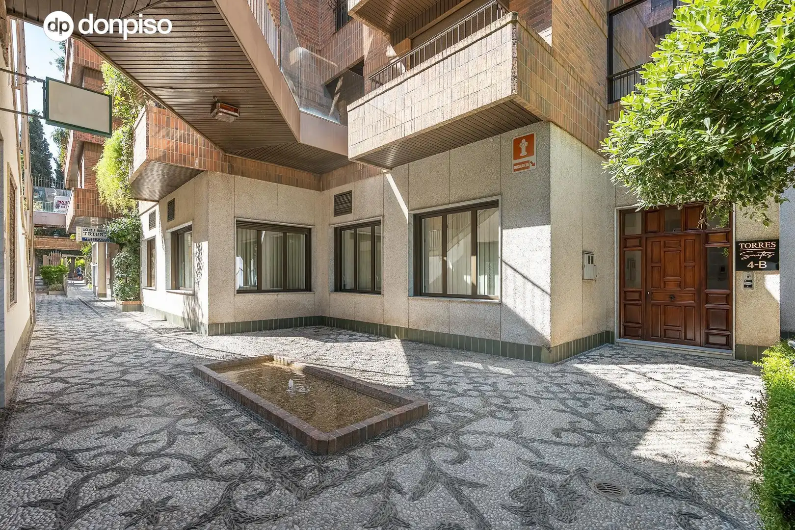 Außenansicht von Erdgeschoss zum Verkauf in Granada mit Klimaanlage, Privatgarten und Möbliert