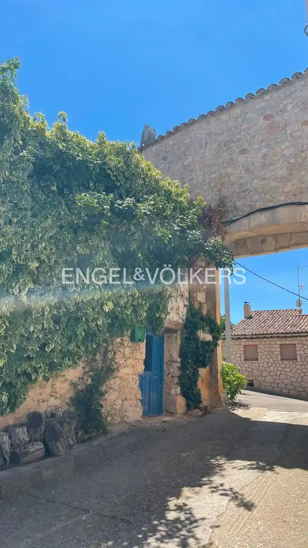 Vista exterior de Casa adosada en venda en Valdeavellano amb Calefacció i Jardí privat