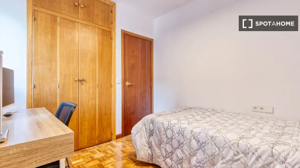 Bedroom of Flat for share in Madrid  with Air Conditioner, Terrace and Furnished