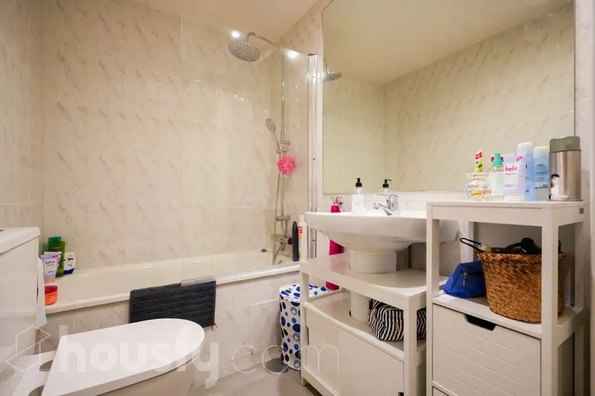 Bathroom of Flat for rent in Madrid  with Air Conditioner, Heating and Furnished
