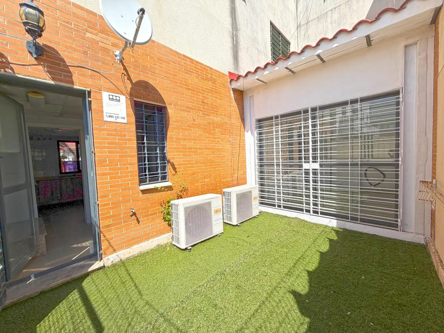 Vista exterior de Casa adosada en venda en Mairena del Aljarafe amb Aire condicionat, Calefacció i Traster
