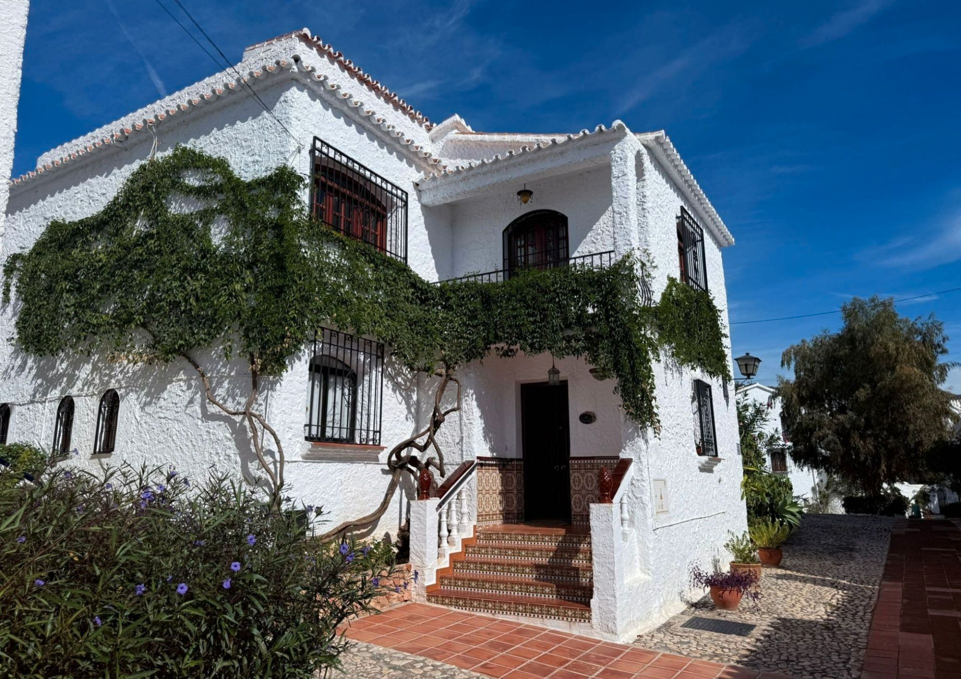 Vista exterior de Casa adosada en venta en Nerja con Aire acondicionado, Calefacción y Jardín privado