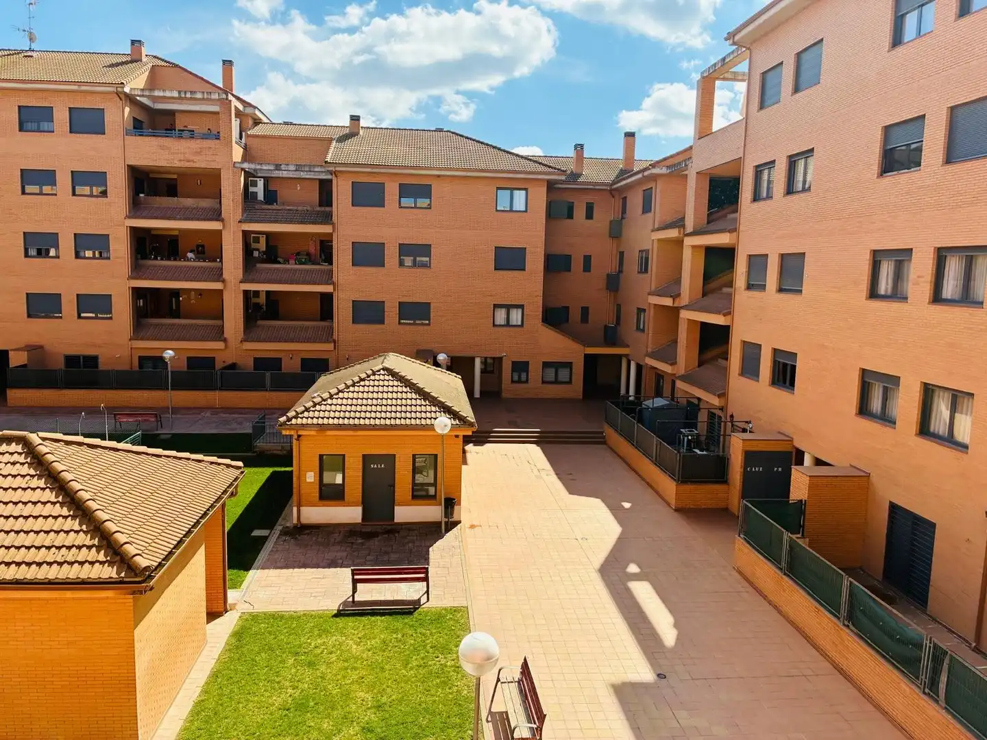 Vista exterior de Planta baixa en venda en Yebes amb Aire condicionat, Traster i Piscina comunitària