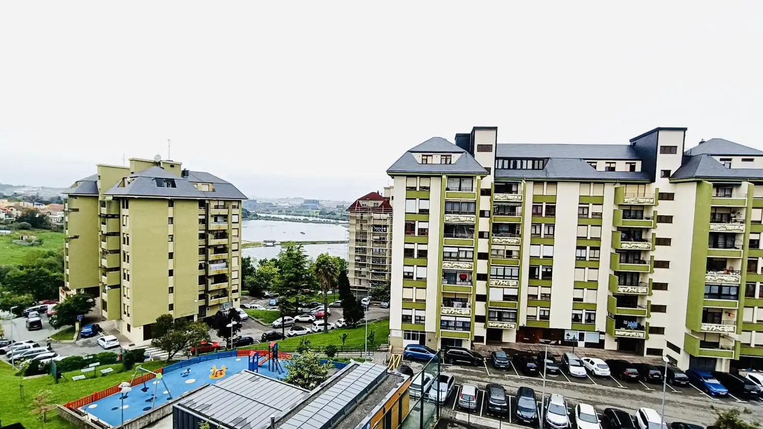 Außenansicht von Wohnung zur Miete in El Astillero   mit Heizung, Parkett und Möbliert