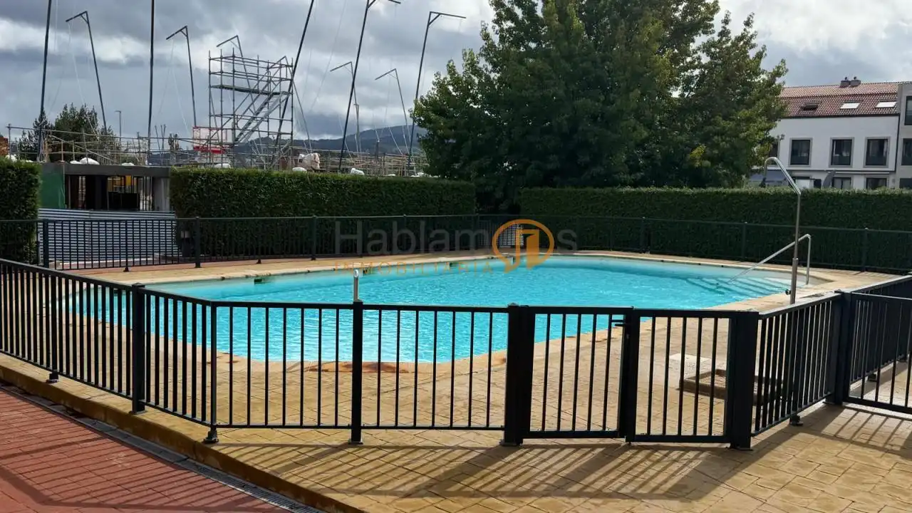 Piscina de Pis en venda en Pontevedra Capital  amb Calefacció, Traster i Piscina