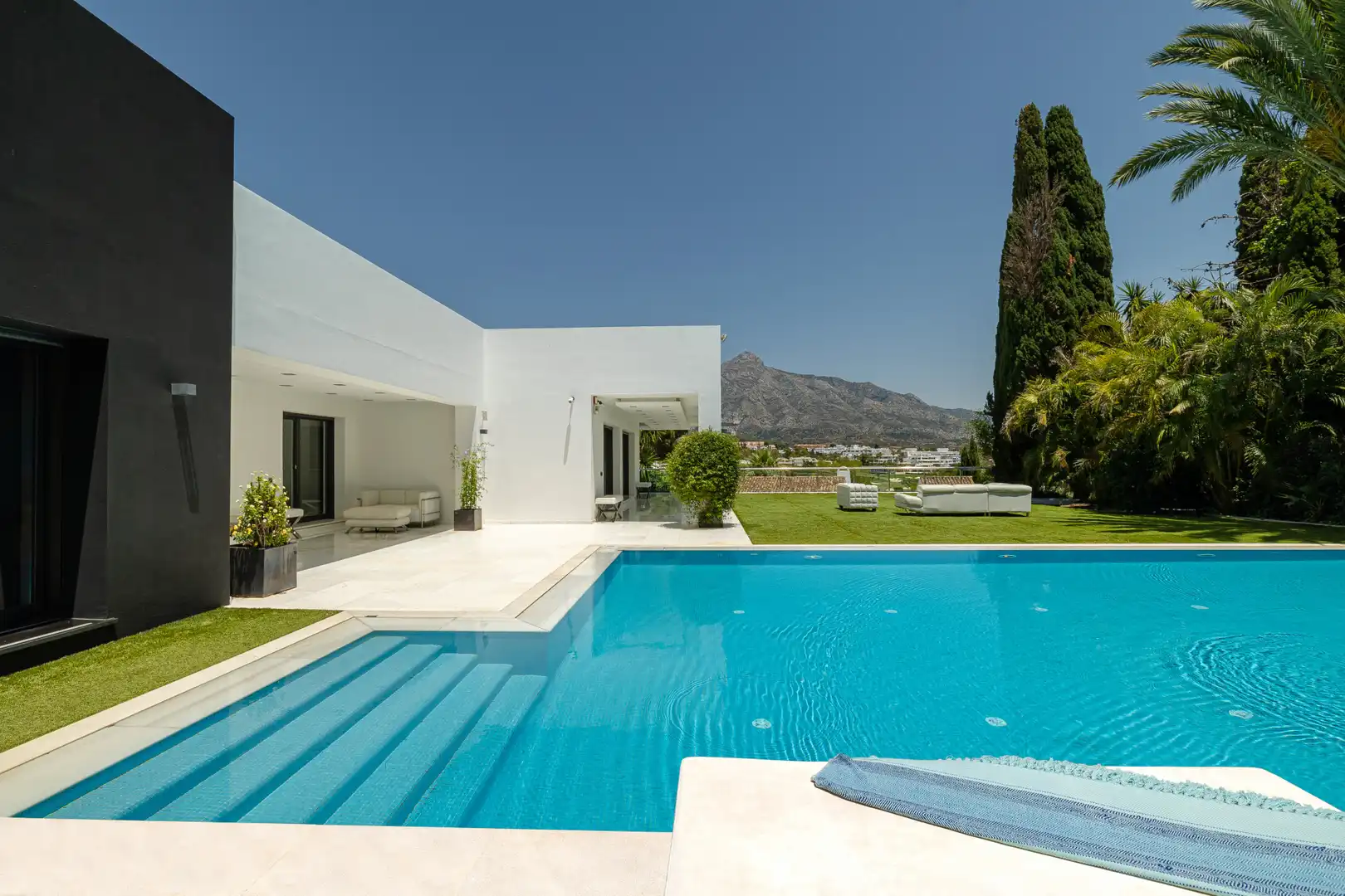 Piscina de Casa o xalet en venda en Nueva Andalucía