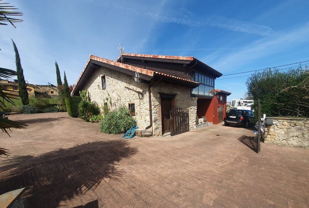 Vista exterior de Casa o xalet en venda en Oviedo  amb Calefacció, Jardí privat i Parquet