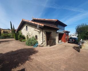 Vista exterior de Casa o xalet en venda en Oviedo  amb Calefacció, Jardí privat i Parquet