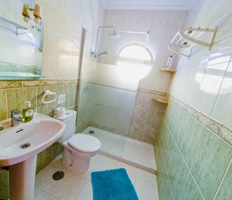 Baño de Casa o chalet de alquiler en Torrevieja con Aire acondicionado, Calefacción y Terraza