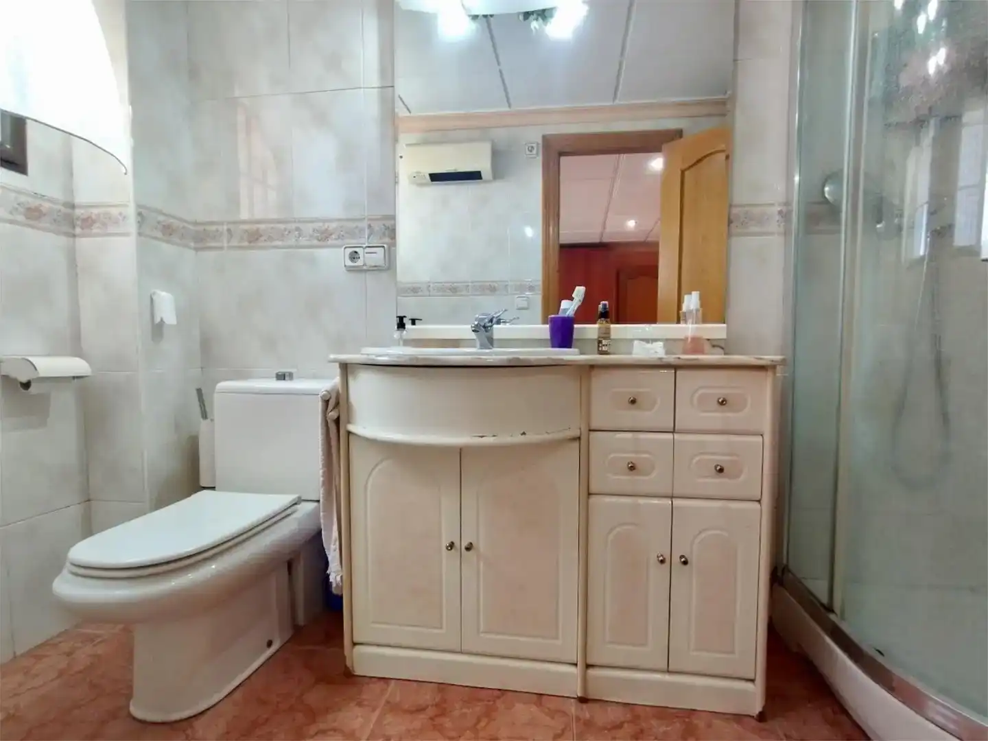Bathroom of Flat for share in Elda  with Air Conditioner, Furnished and Balcony