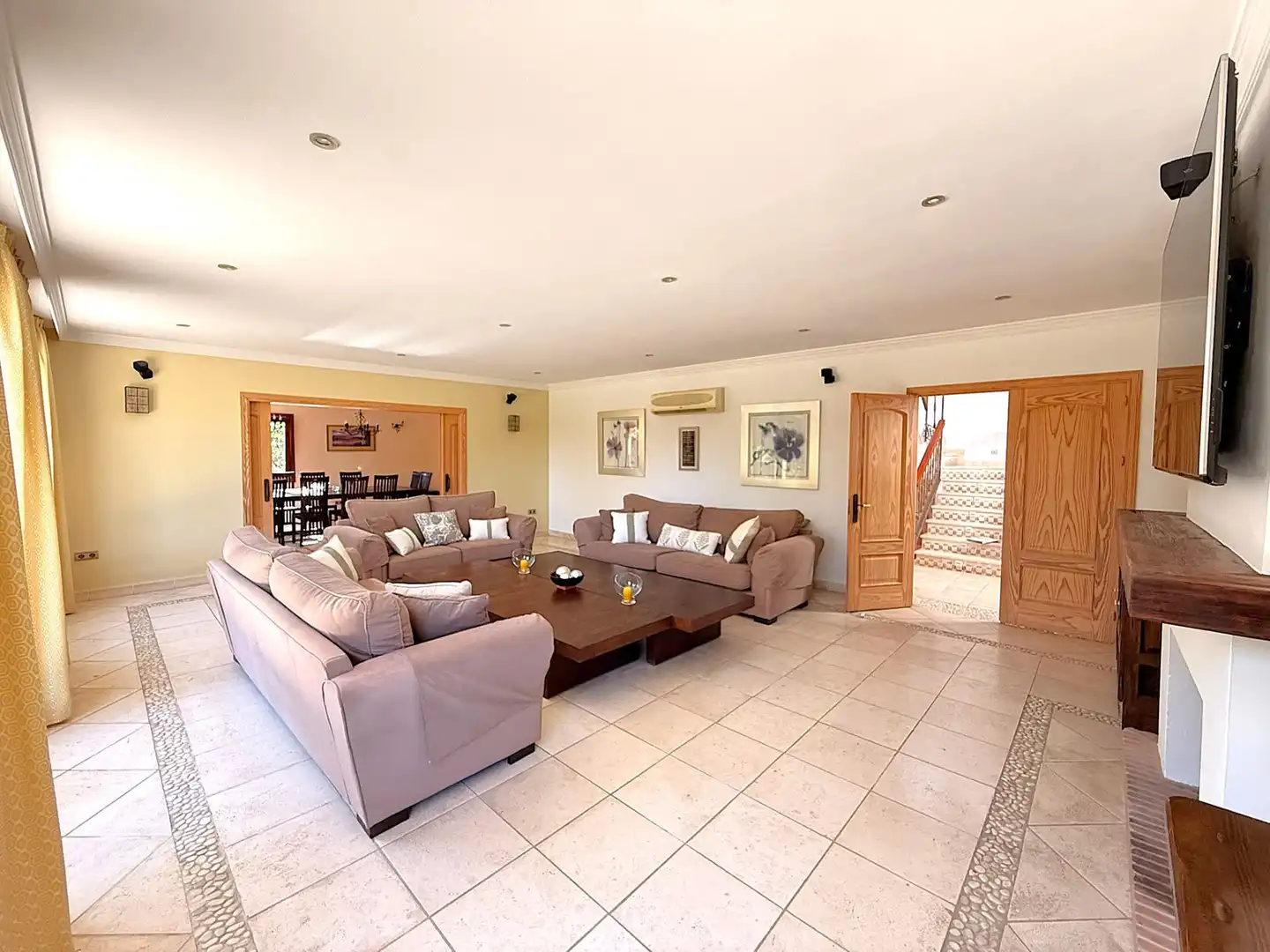 Sala d'estar de Casa o xalet en venda en Estepona amb Aire condicionat, Jardí privat i Terrassa