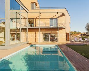 Vista exterior de Casa o xalet en venda en Castellví de Rosanes amb Aire condicionat, Jardí privat i Parquet