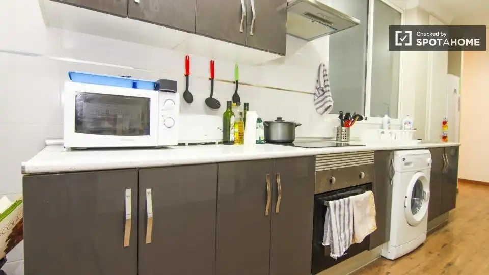 Cocina de Piso para compartir en Valencia con Aire acondicionado, Calefacción y Amueblado