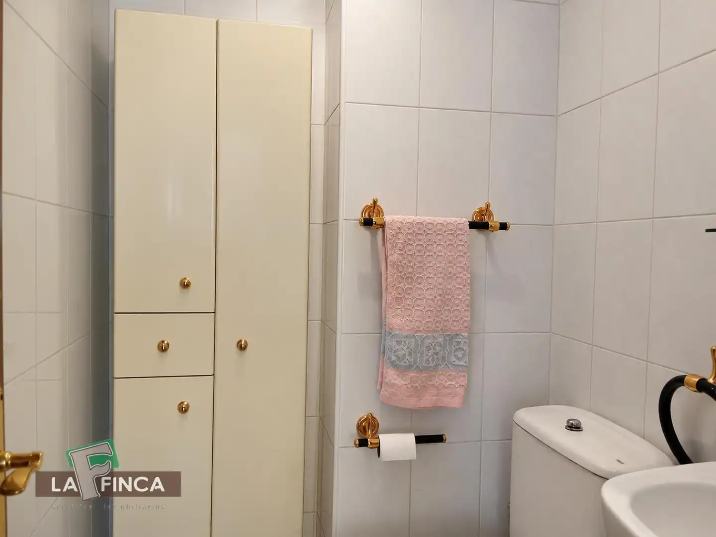 Bany de Pis en venda en Gijón  amb Calefacció, Parquet i Moblat