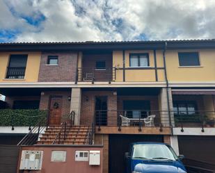 Vista exterior de Casa adosada en venda en Piélagos amb Terrassa