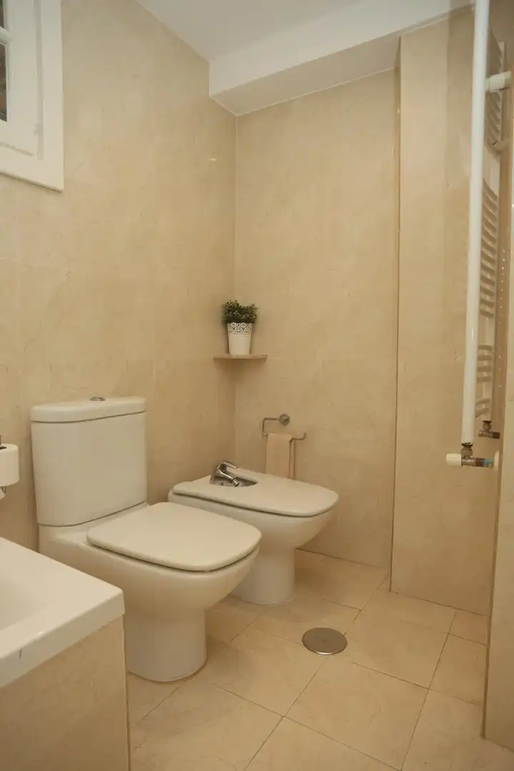 Badezimmer von Erdgeschoss zur Miete in Rocafort mit Klimaanlage, Heizung und Möbliert