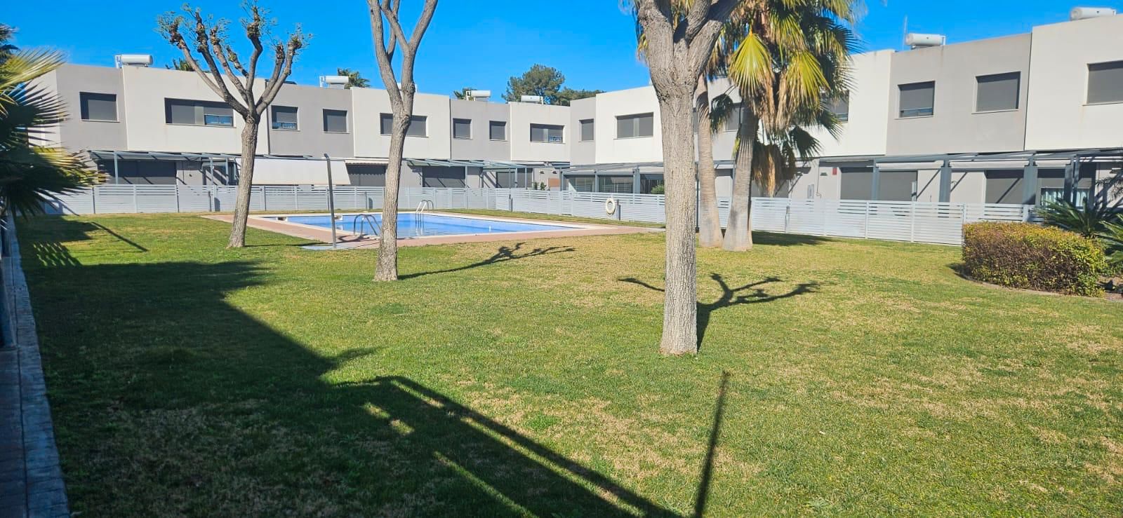 Piscina de Casa adosada en venda en Mont-roig del Camp amb Aire condicionat, Calefacció i Terrassa
