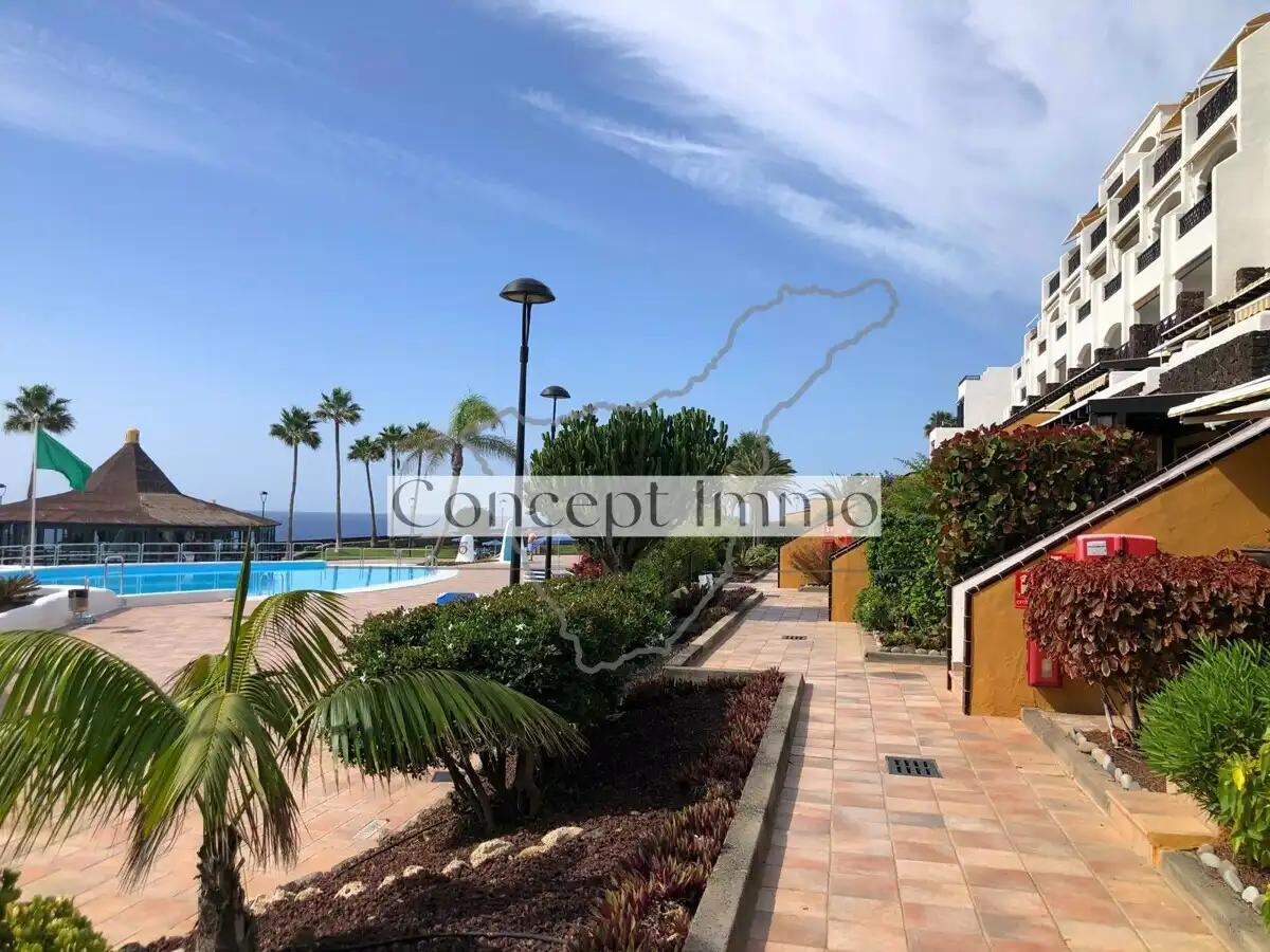 Vista exterior de Piso en venta en Arona con Terraza, Alarma y Piscina comunitaria