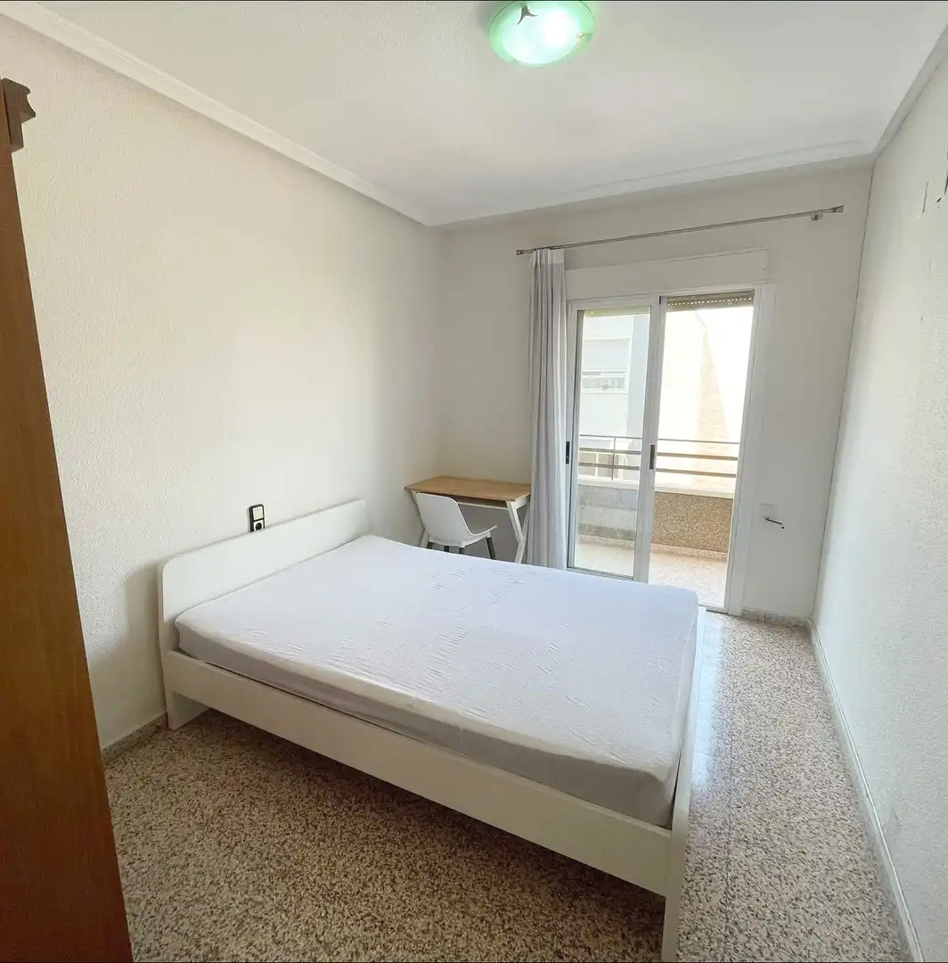 Bedroom of Flat for share in Elche / Elx  with Air Conditioner, Furnished and Balcony