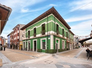 Casa amb balcó en venda a Calle-Cai Martín de Lugones 5