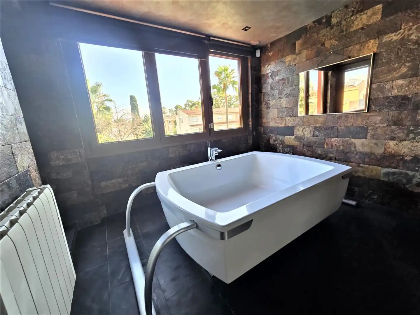 Bany de Casa o xalet de lloguer en Málaga amb Aire condicionat, Jardí privat i Terrassa