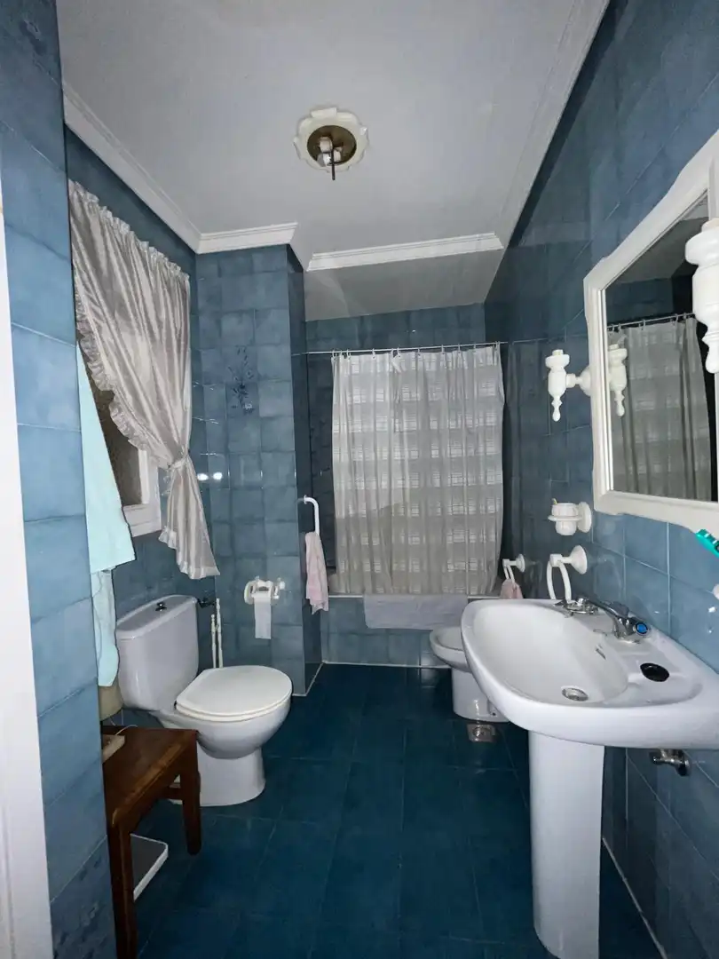Bathroom of Houses for sale in Santa Cristina de la Polvorosa  with Furnished