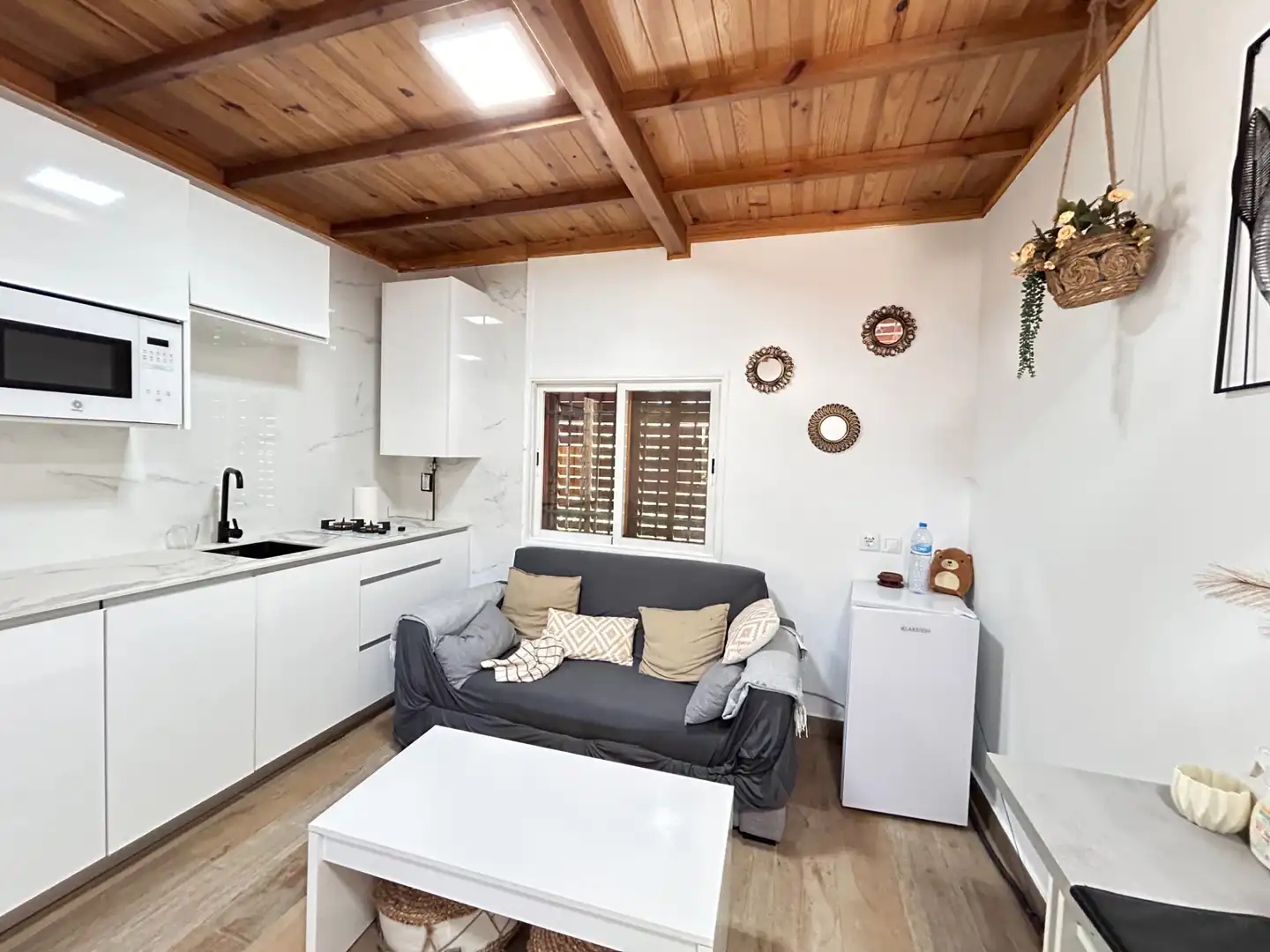 Sala d'estar de Finca rústica en venda en Cadalso de los Vidrios amb Jardí privat i Moblat