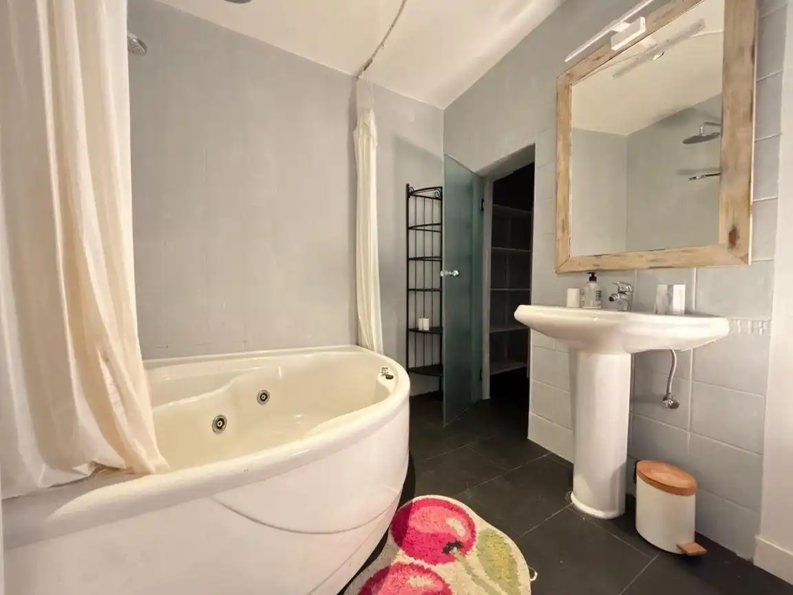 Baño de Piso de alquiler en Madrid con Aire acondicionado, Terraza y Amueblado