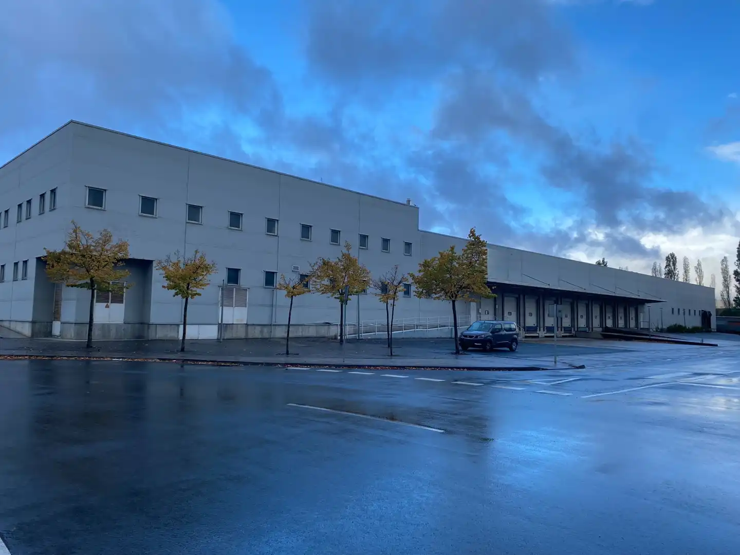 Industrial building with lift for sale in Oilamendi Kalea