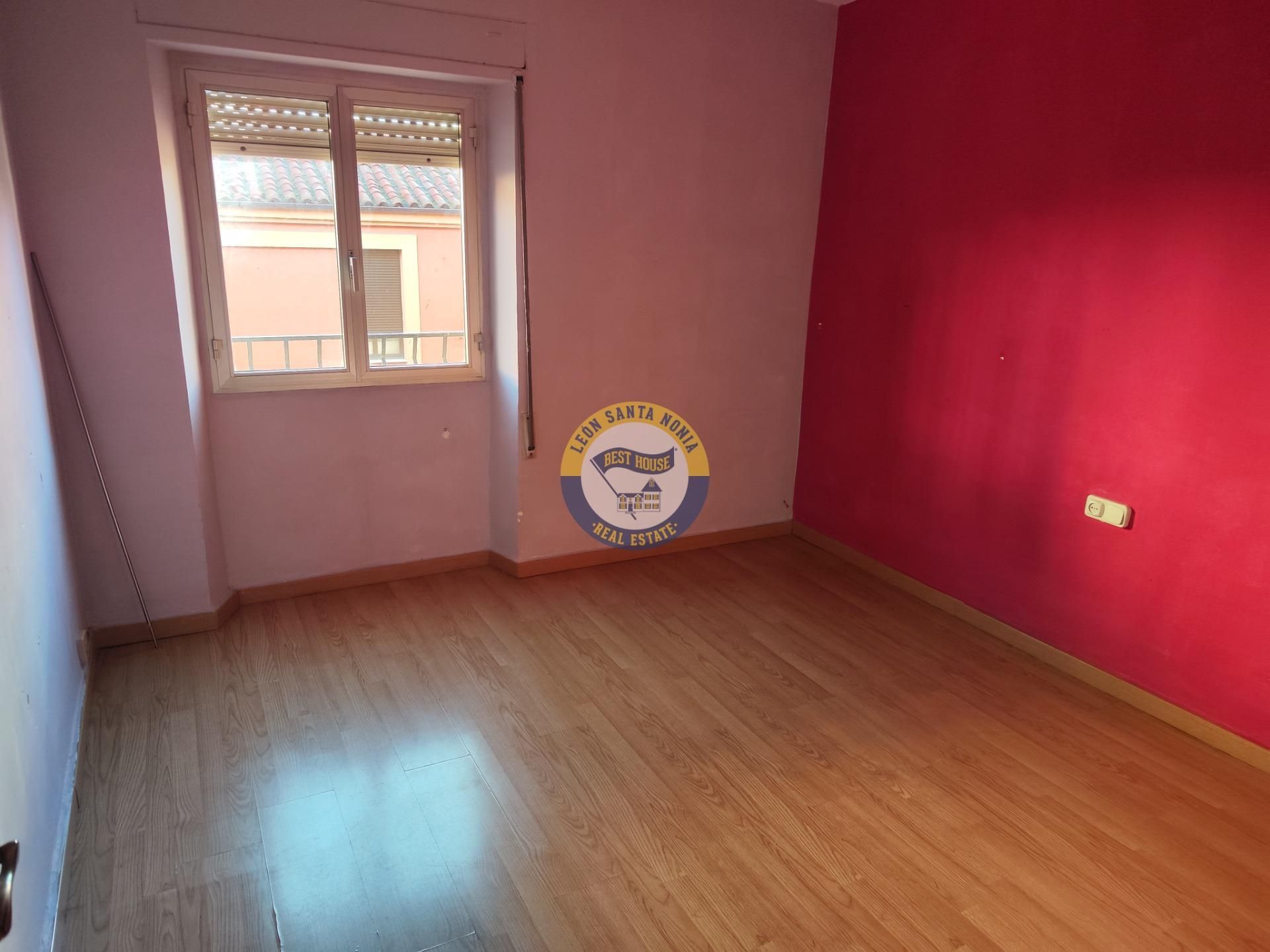 Habitación de Piso en venta en León Capital  con Calefacción, Terraza y Trastero