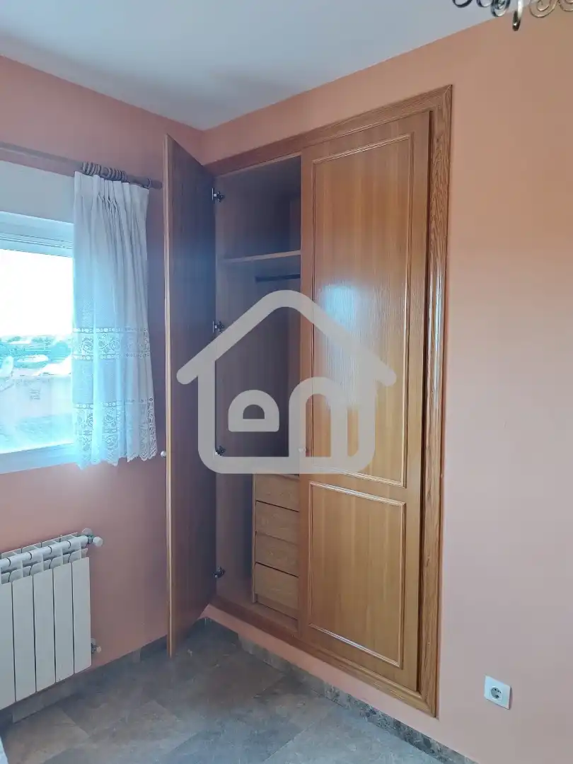 Schlafzimmer von Einfamilien-Reihenhaus zum Verkauf in Requena mit Klimaanlage und Balkon