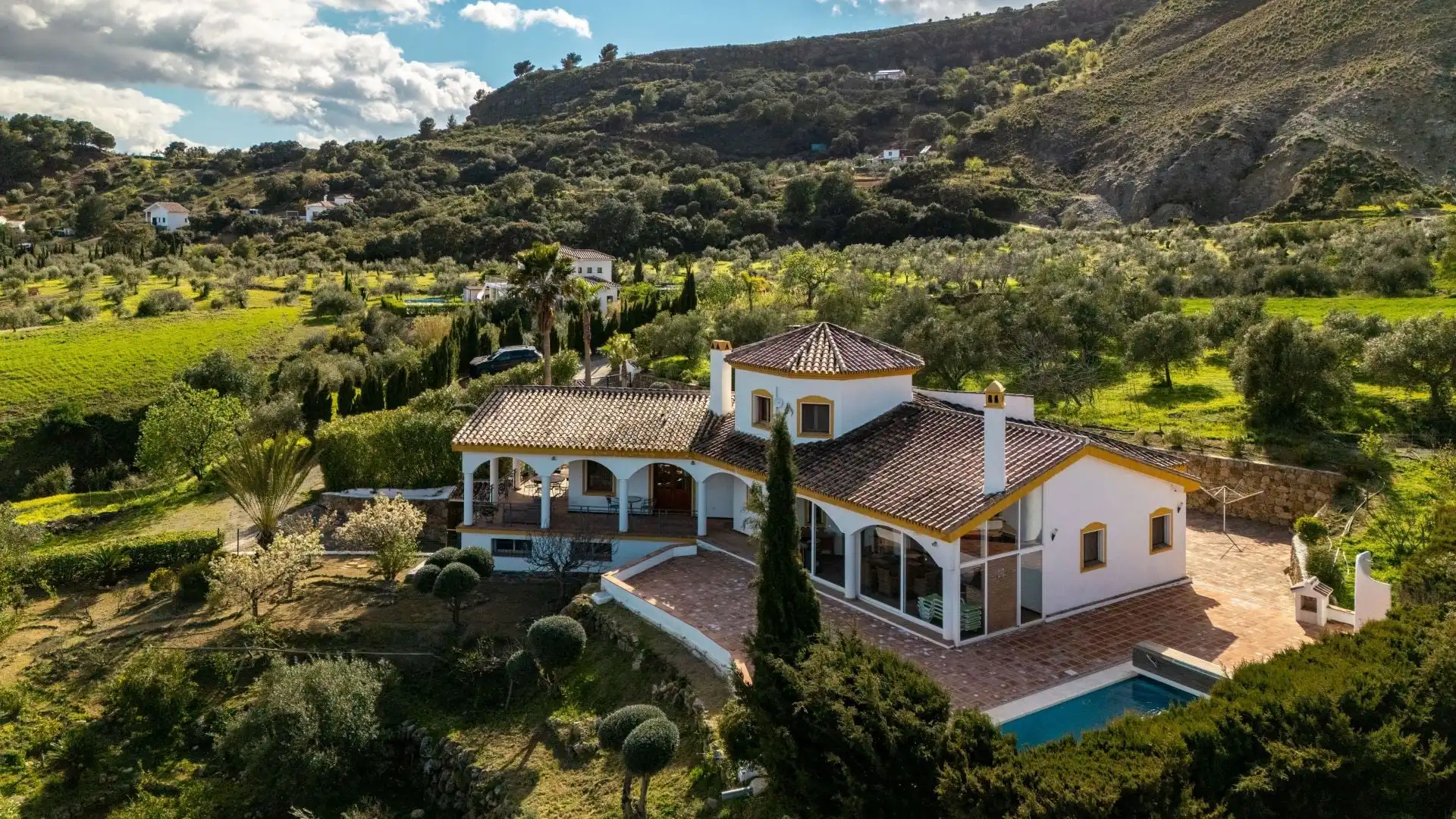 Jardí de Finca rústica en venda en Casarabonela amb Calefacció i Piscina