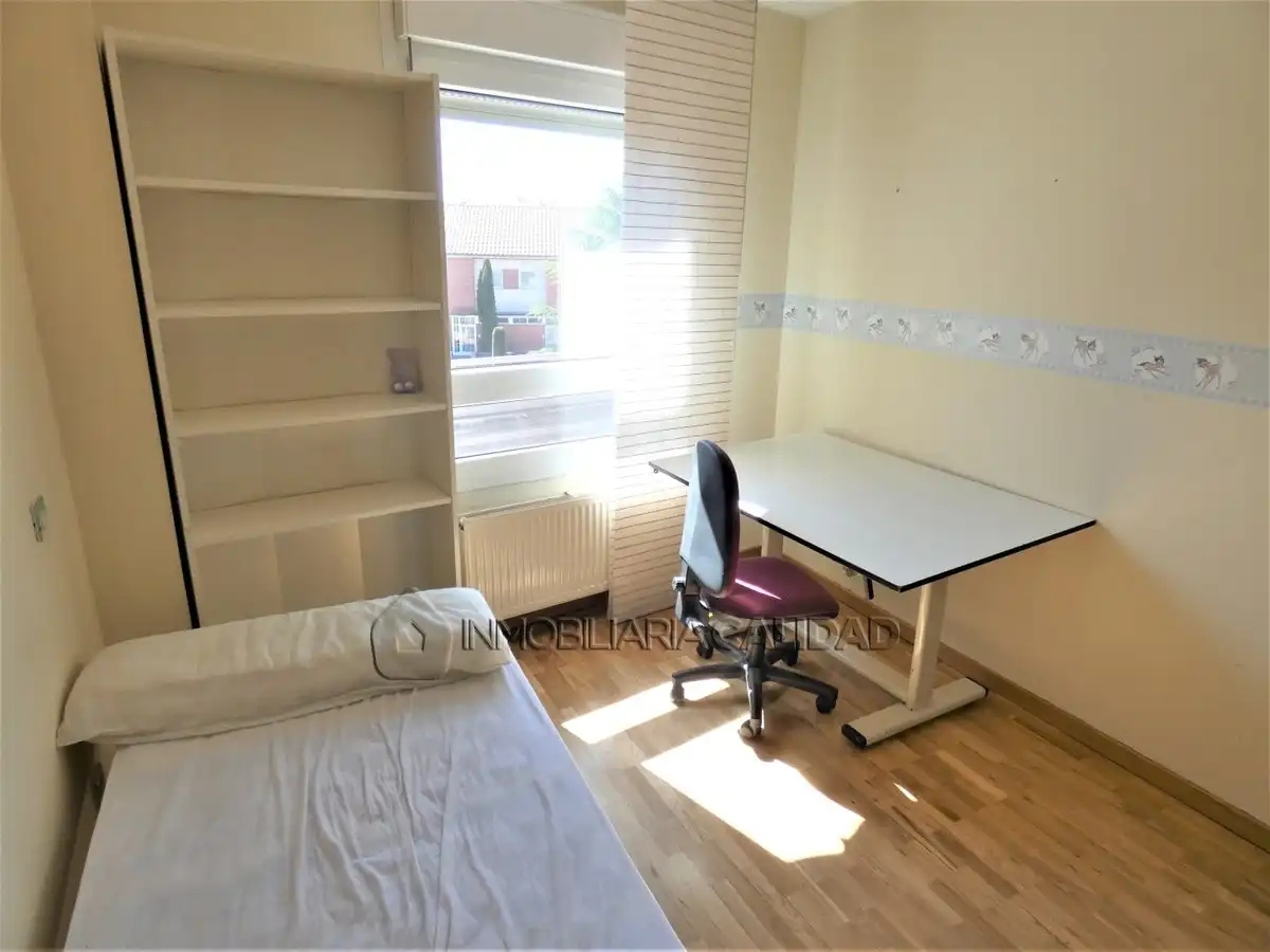 Bedroom of Flat for rent in Burgos  with Heating, Terrace and Furnished
