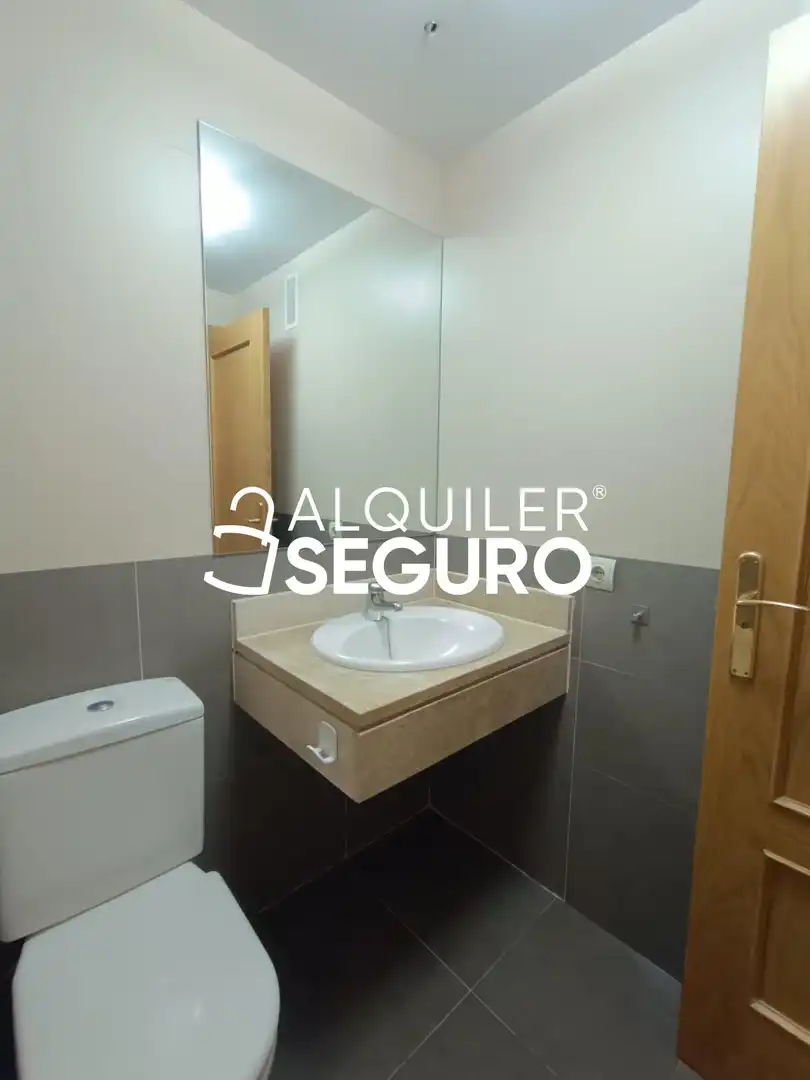 Baño de Piso de alquiler en Parla con Aire acondicionado, Calefacción y Terraza