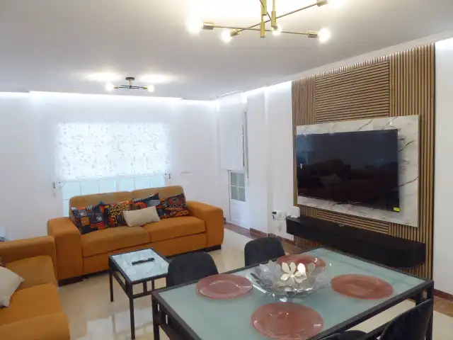 Sala d'estar de Pis de lloguer en Benalmádena amb Aire condicionat, Terrassa i Moblat