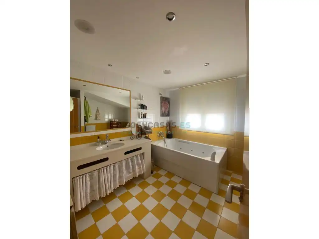 Bathroom of Houses for sale in San Mateo de Gállego  with Air Conditioner, Private garden and Terrace