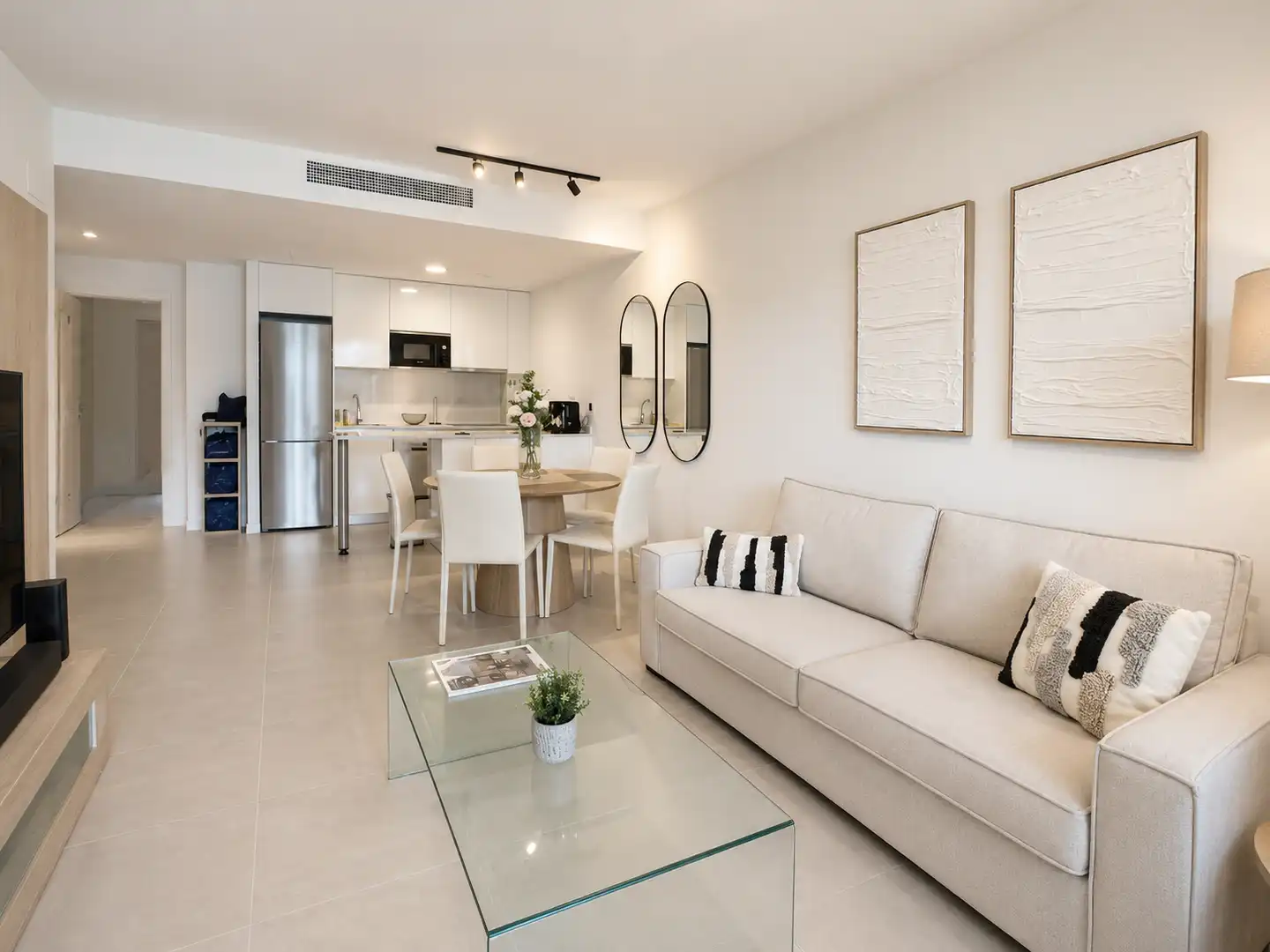 Sala d'estar de Planta baixa en venda en Estepona amb Aire condicionat, Terrassa i Moblat